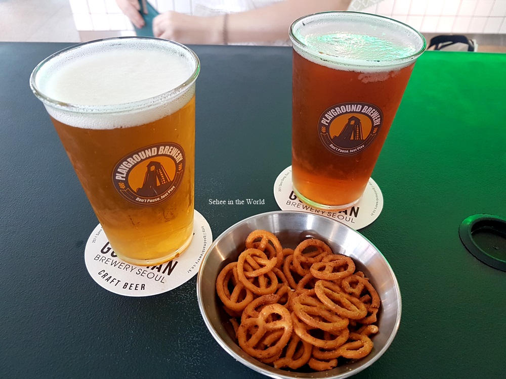 Craft beers with snacks as starters at Rocket Crispy Chicken's Apgujeong Rodeo branch (Korean fried chicken restaurant with animal welfare)