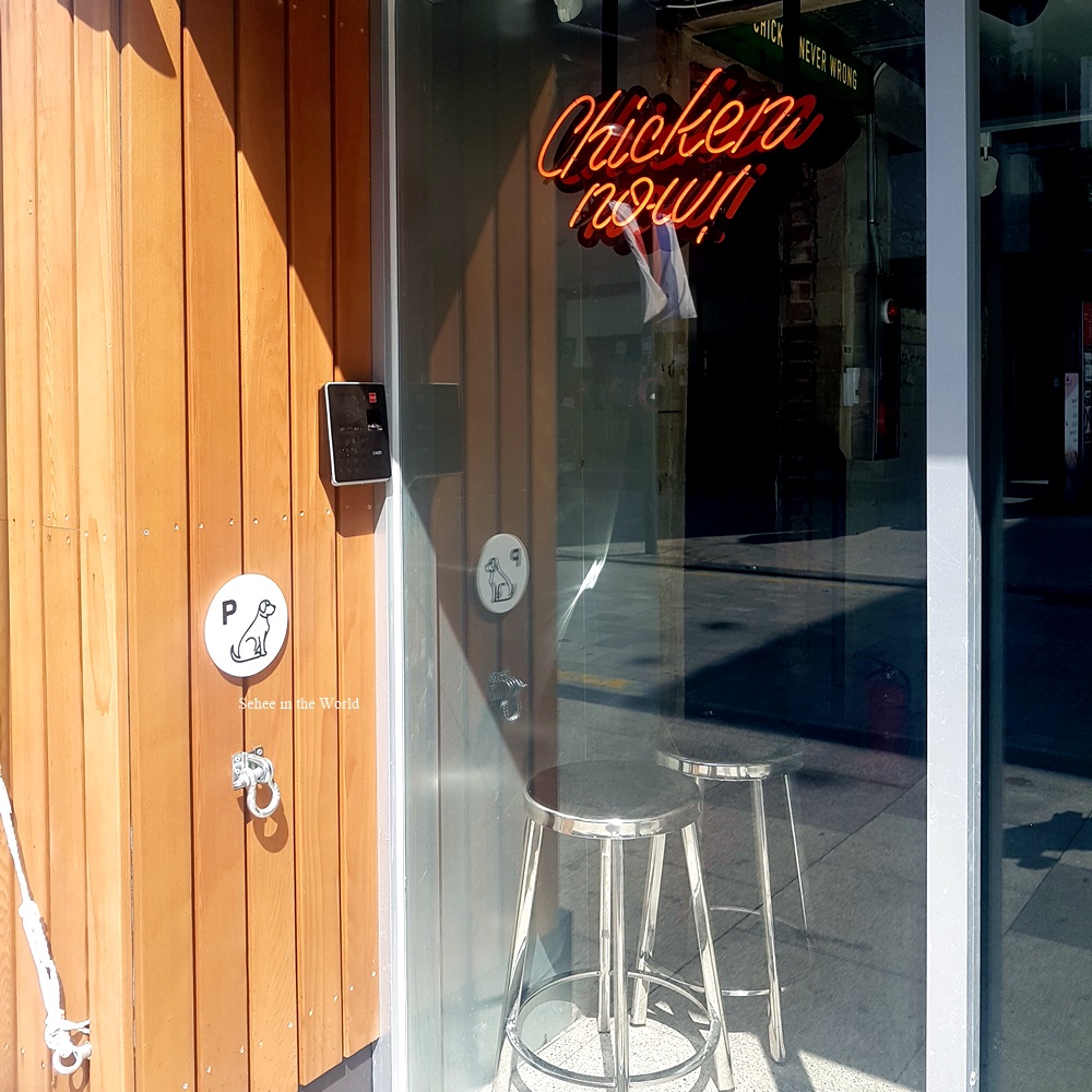 Rocket Crispy Chicken's Apgujeong Rodeo branch has a spot for dogs to wait outside (Korean fried chicken restaurant with animal welfare)